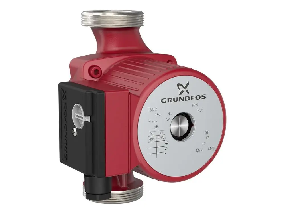 Rot schwarze Umwälzpumpe von Grundfos mit drehbarem Anschluss. Auf der Vorderseite sind technische Daten und Einstellungen sichtbar. Integrierter Motor an der Seite.